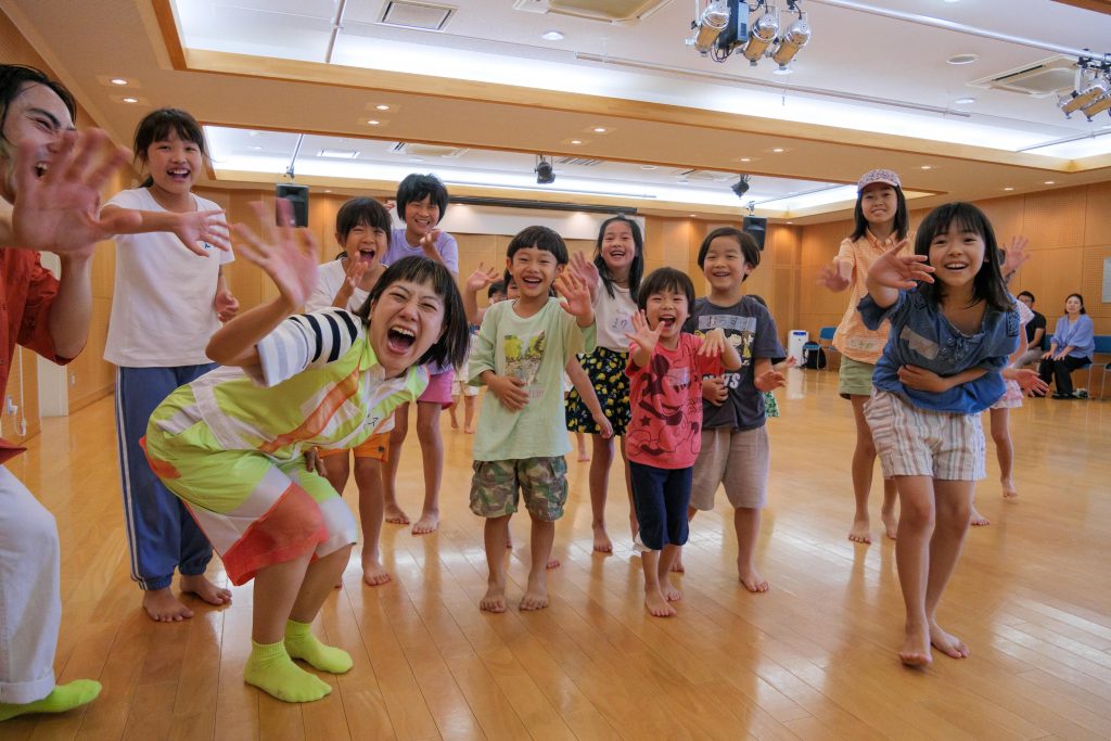 はじめてのダンス・狂言・落語　夏休みファミリープログラム参加者募集中